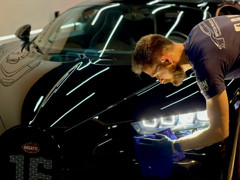 Detailer brisanje laka crnog automobila